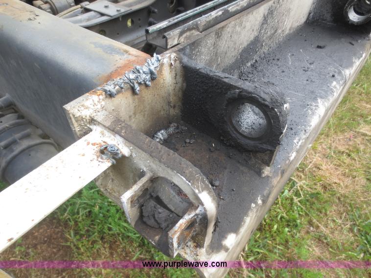 image for item I2238 2005 International 7400 truck cab and chassis