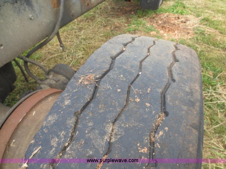 image for item I2238 2005 International 7400 truck cab and chassis