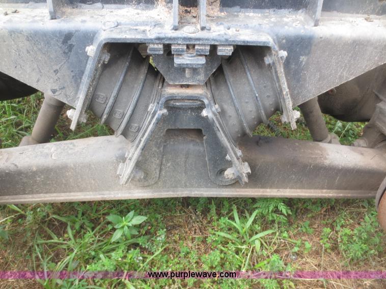 image for item I2238 2005 International 7400 truck cab and chassis