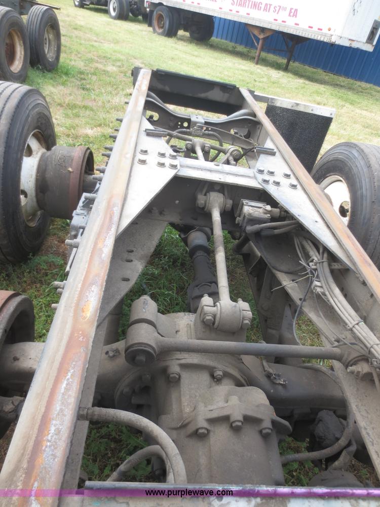 image for item I2238 2005 International 7400 truck cab and chassis