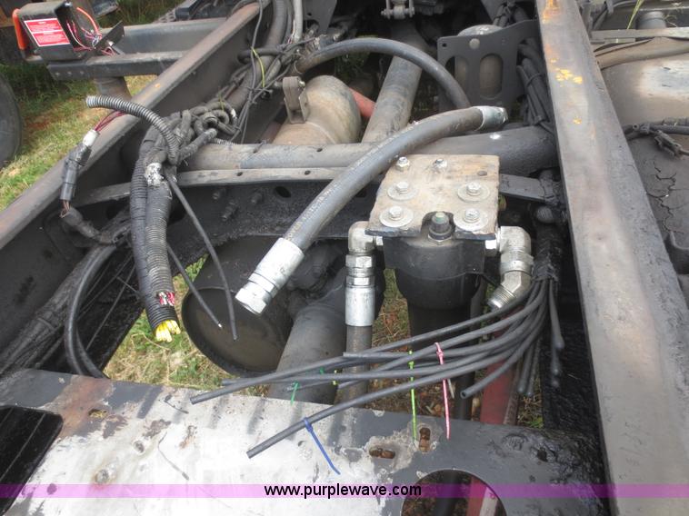 image for item I2238 2005 International 7400 truck cab and chassis