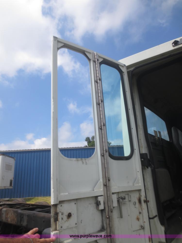 image for item I2238 2005 International 7400 truck cab and chassis