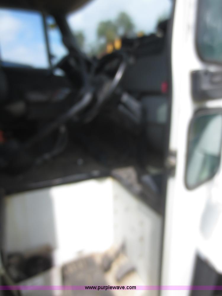 image for item I2238 2005 International 7400 truck cab and chassis