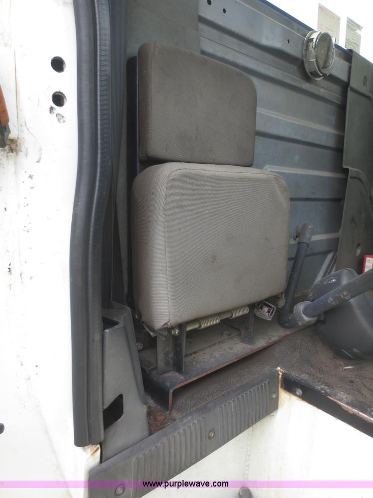 image for item I2238 2005 International 7400 truck cab and chassis