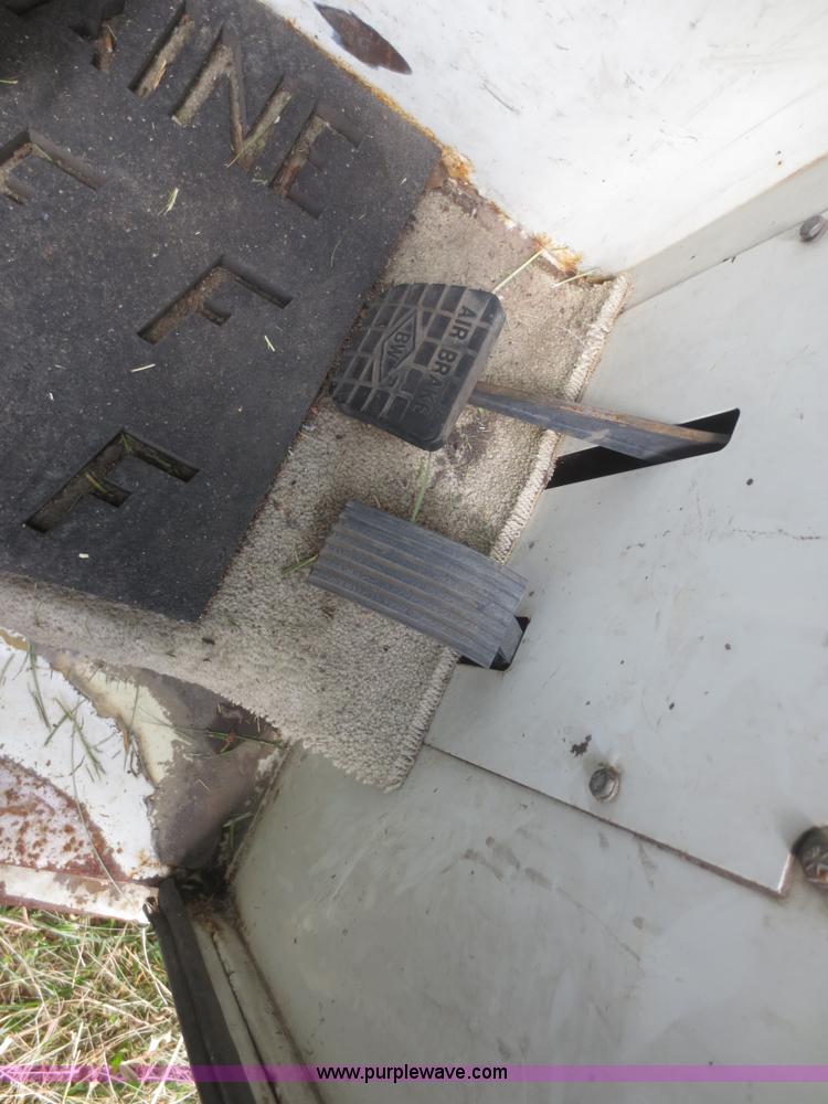 image for item I2238 2005 International 7400 truck cab and chassis