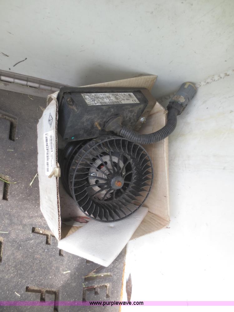 image for item I2238 2005 International 7400 truck cab and chassis