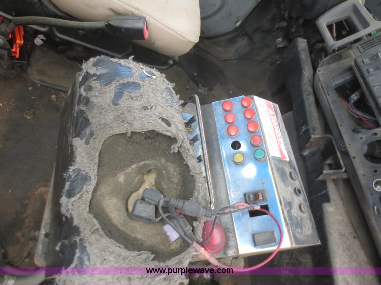 image for item I2238 2005 International 7400 truck cab and chassis