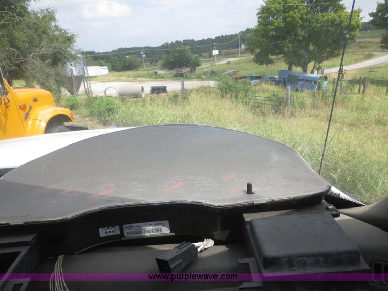 image for item I2238 2005 International 7400 truck cab and chassis