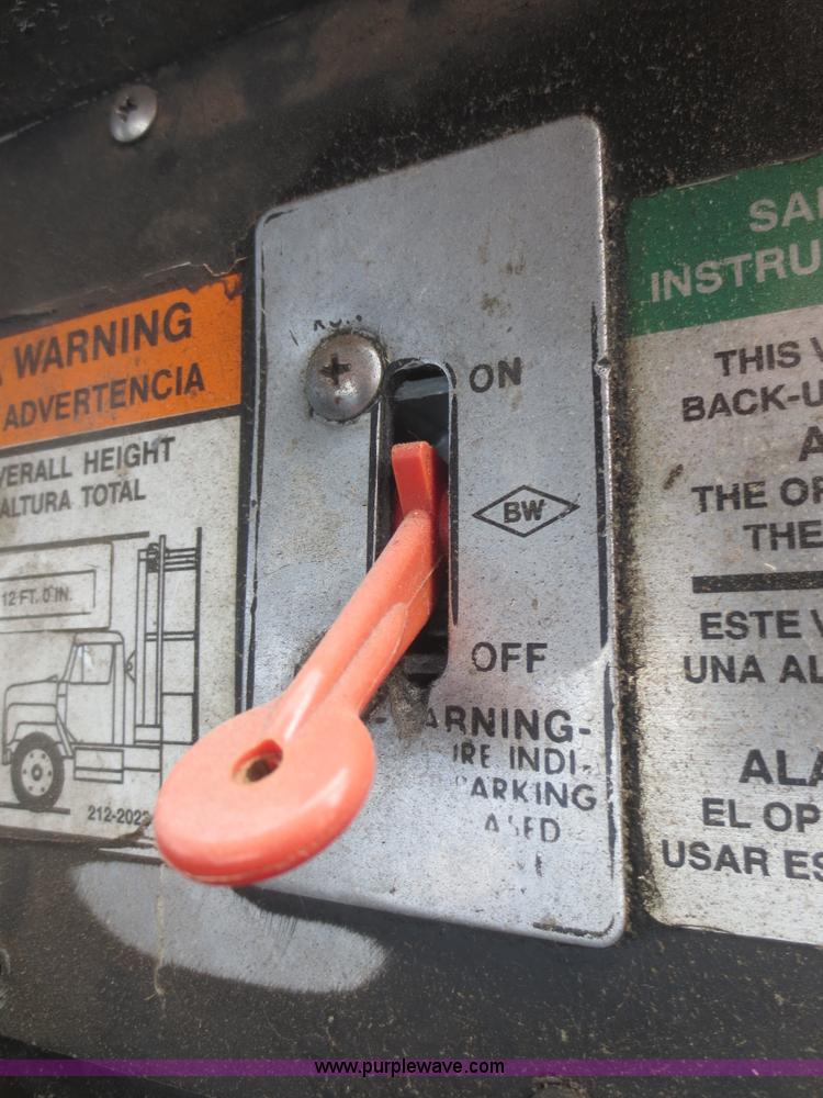 image for item I2238 2005 International 7400 truck cab and chassis