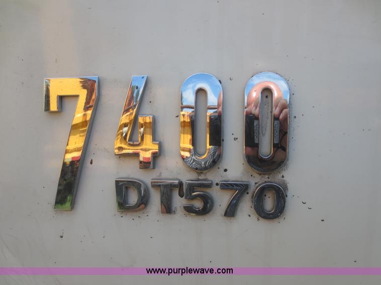 image for item I2238 2005 International 7400 truck cab and chassis