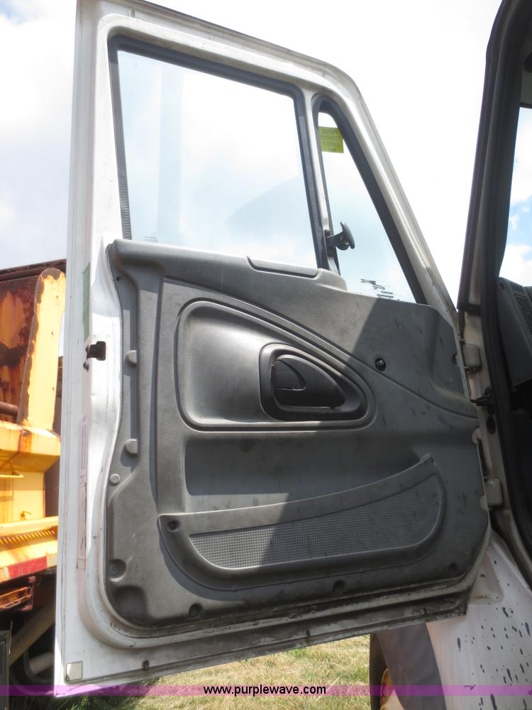 image for item I2238 2005 International 7400 truck cab and chassis