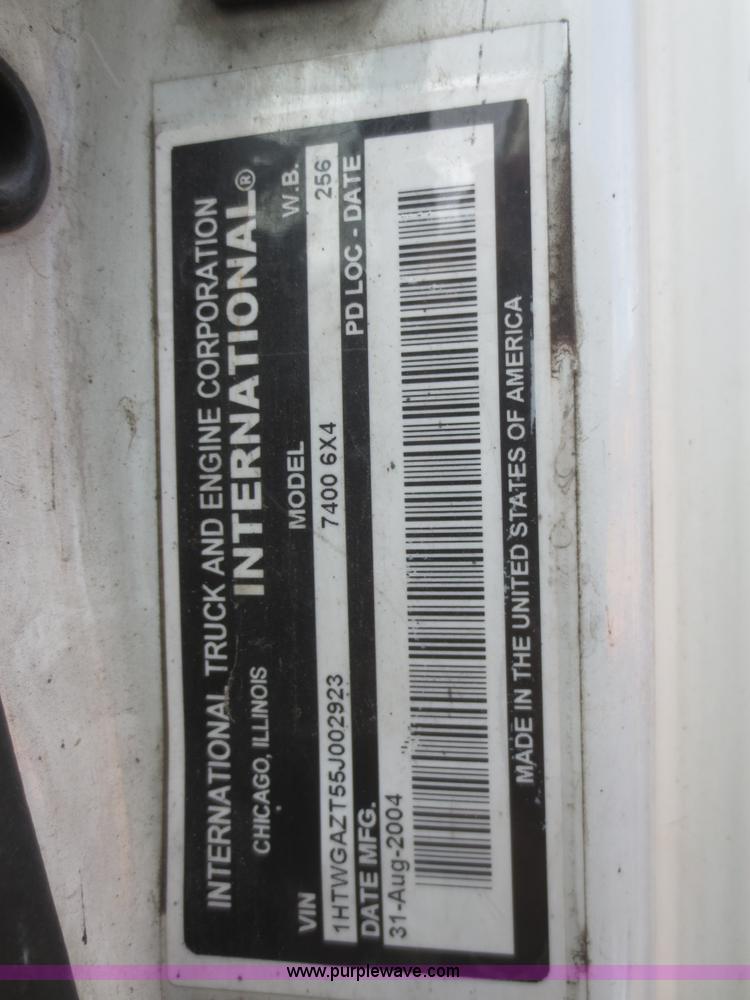image for item I2238 2005 International 7400 truck cab and chassis