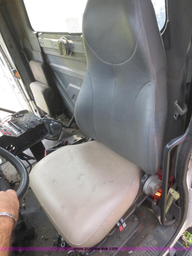 image for item I2238 2005 International 7400 truck cab and chassis