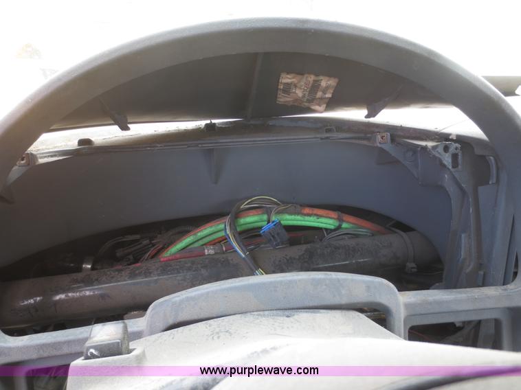 image for item I2238 2005 International 7400 truck cab and chassis