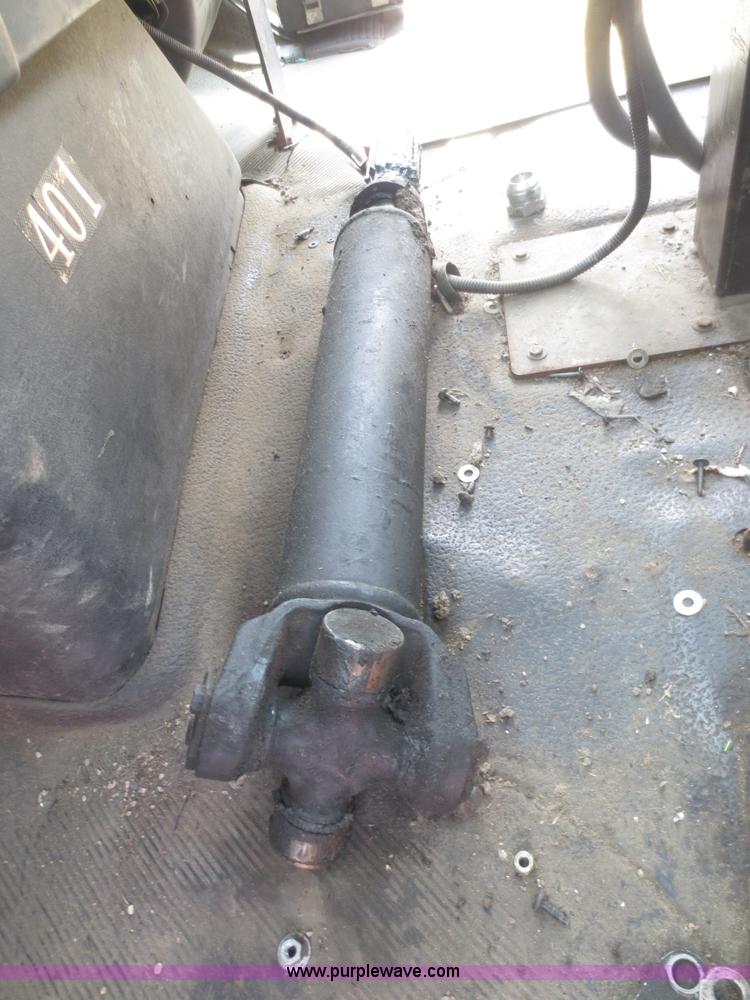 image for item I2238 2005 International 7400 truck cab and chassis