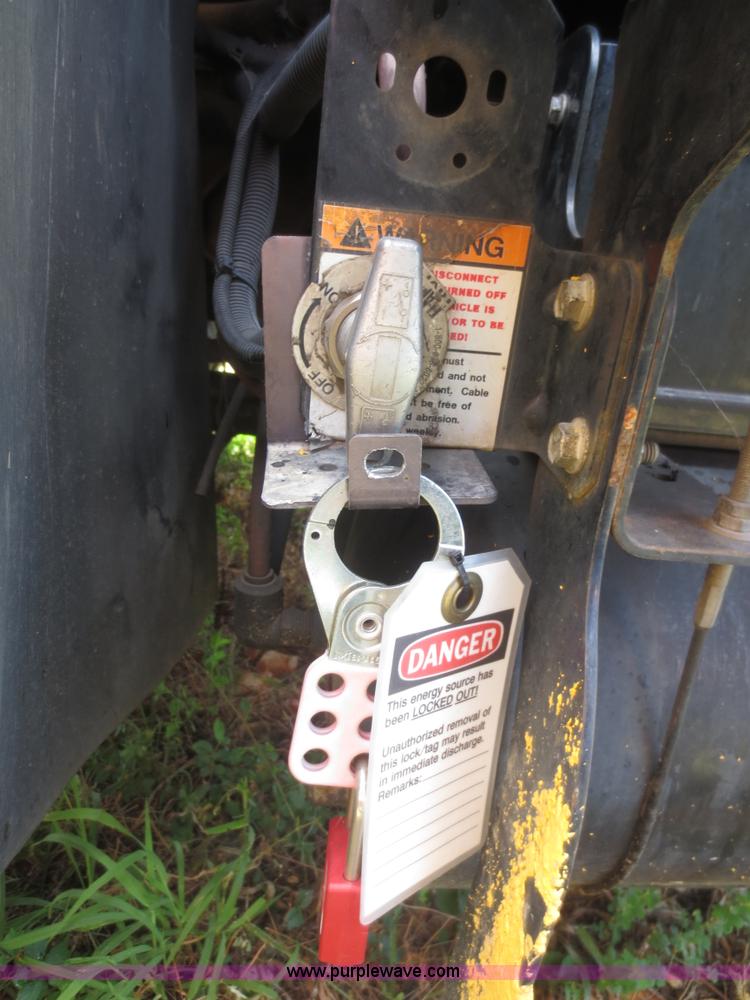 image for item I2238 2005 International 7400 truck cab and chassis