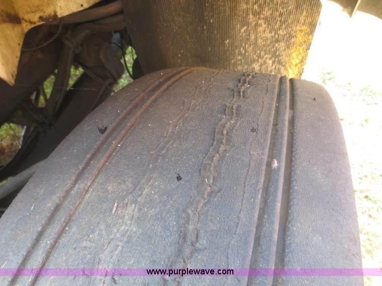 image for item I2238 2005 International 7400 truck cab and chassis