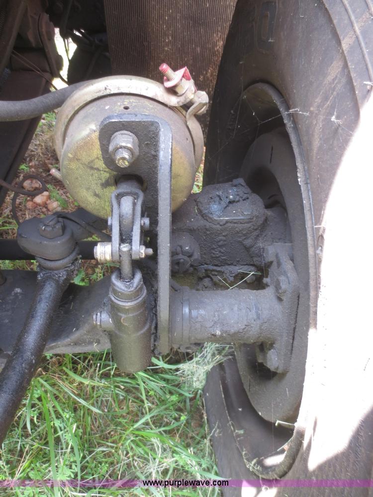 image for item I2238 2005 International 7400 truck cab and chassis