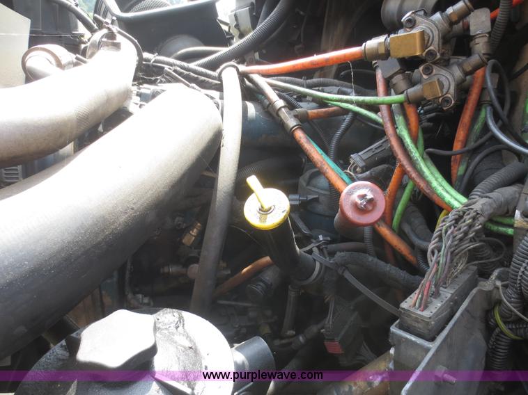 image for item I2238 2005 International 7400 truck cab and chassis