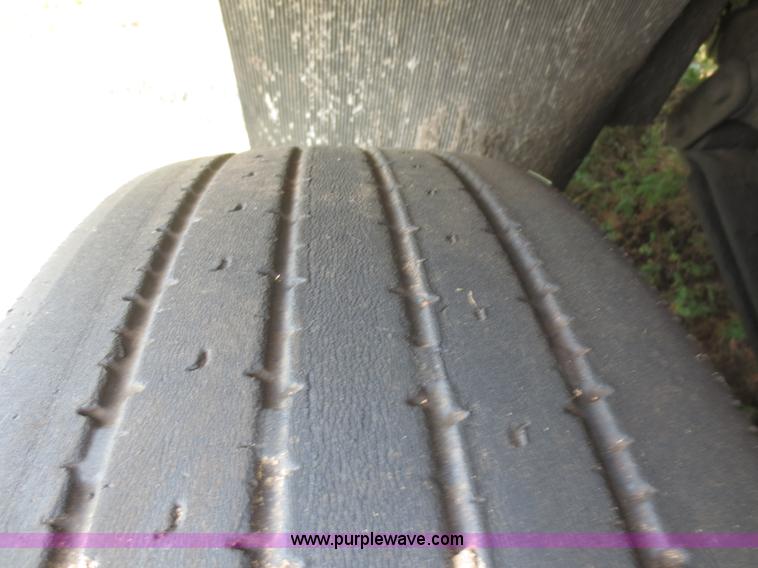 image for item I2238 2005 International 7400 truck cab and chassis