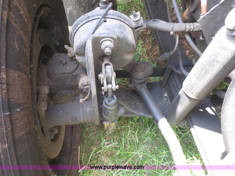 image for item I2238 2005 International 7400 truck cab and chassis