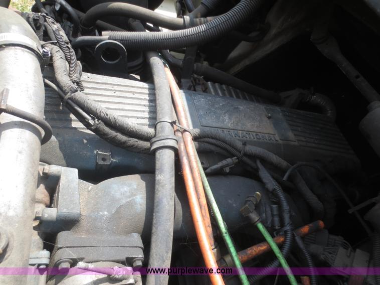 image for item I2238 2005 International 7400 truck cab and chassis