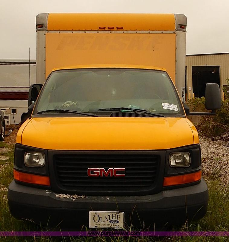 image for item I3604 2005 GMC Savana G3500 box truck