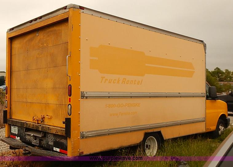 image for item I3604 2005 GMC Savana G3500 box truck