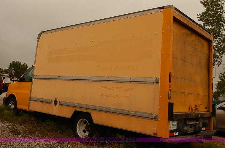image for item I3604 2005 GMC Savana G3500 box truck