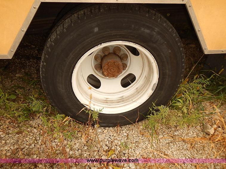 image for item I3604 2005 GMC Savana G3500 box truck