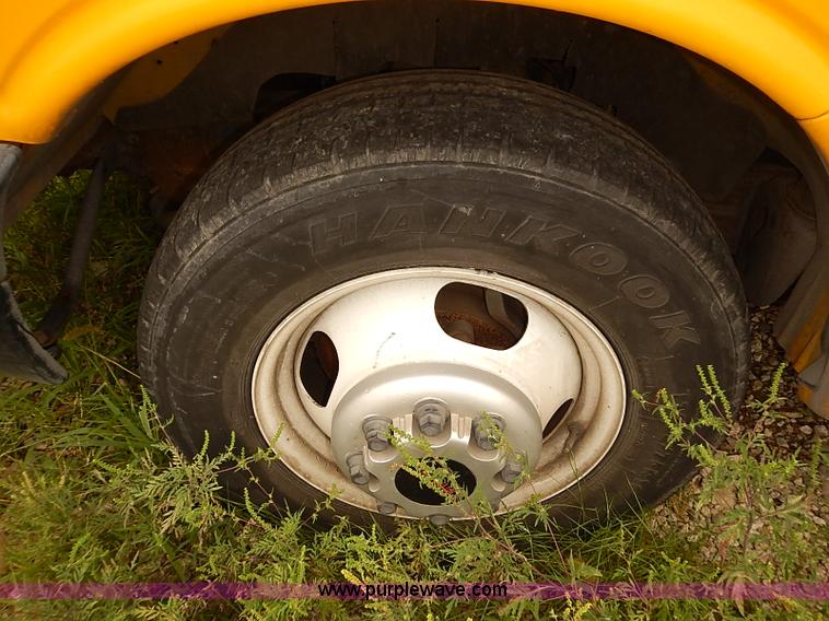 image for item I3604 2005 GMC Savana G3500 box truck