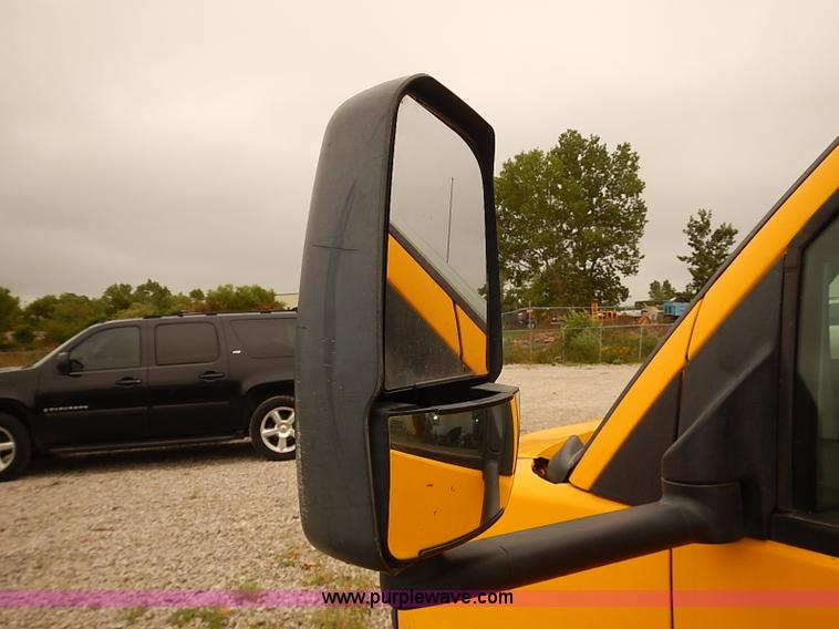 image for item I3604 2005 GMC Savana G3500 box truck