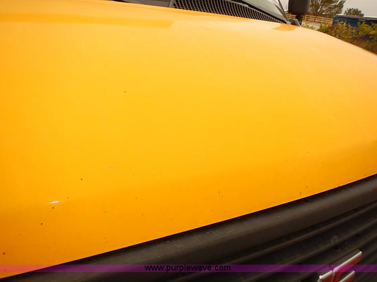 image for item I3604 2005 GMC Savana G3500 box truck