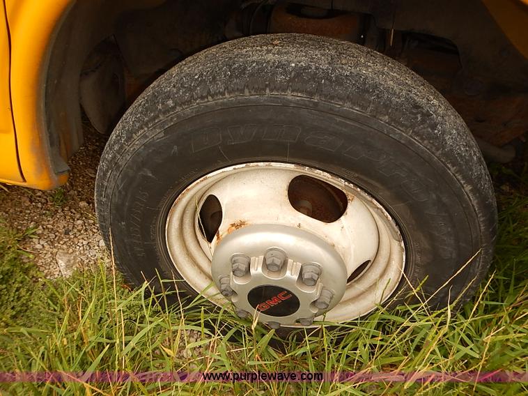 image for item I3604 2005 GMC Savana G3500 box truck