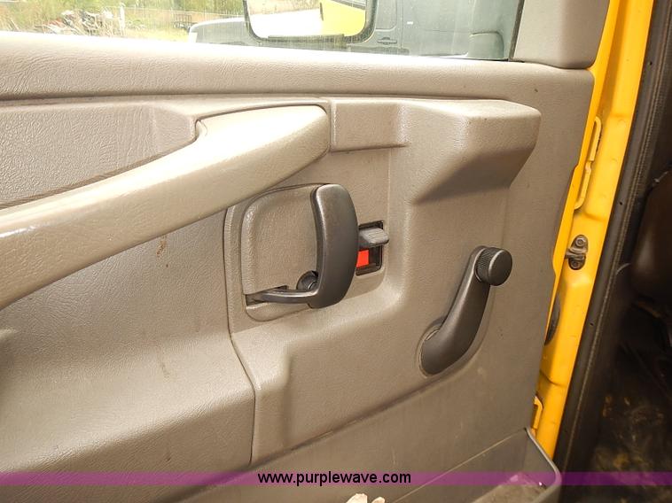 image for item I3604 2005 GMC Savana G3500 box truck