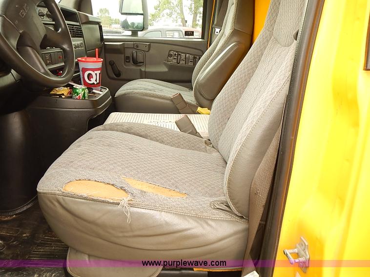 image for item I3604 2005 GMC Savana G3500 box truck