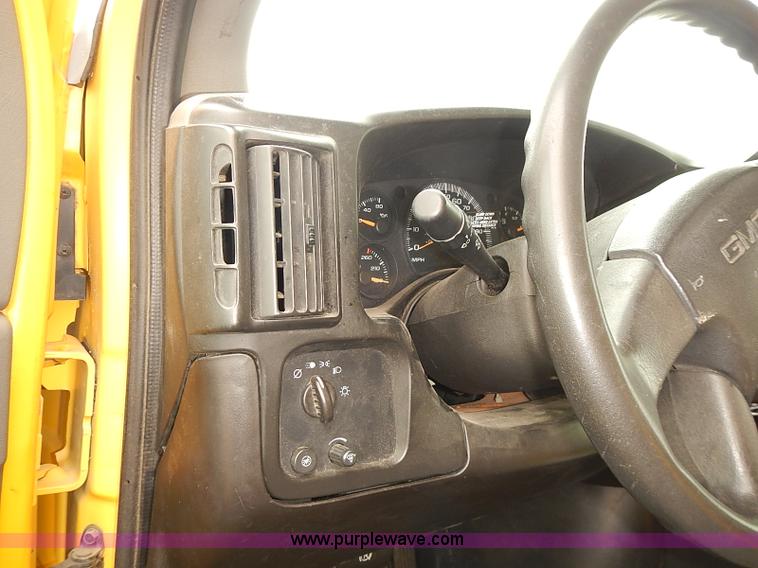 image for item I3604 2005 GMC Savana G3500 box truck