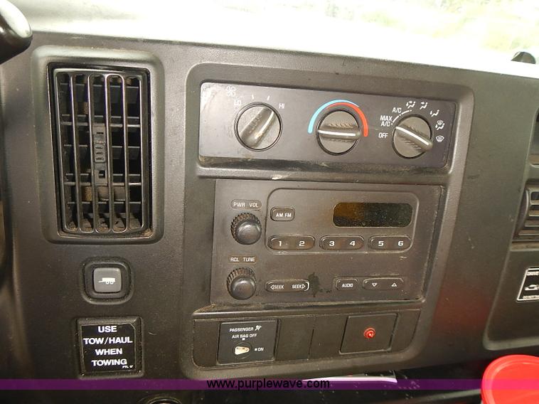 image for item I3604 2005 GMC Savana G3500 box truck