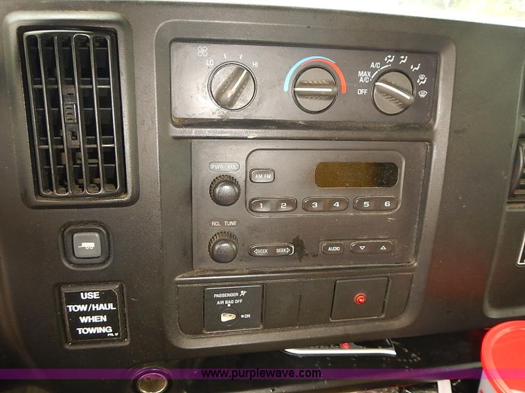 image for item I3604 2005 GMC Savana G3500 box truck