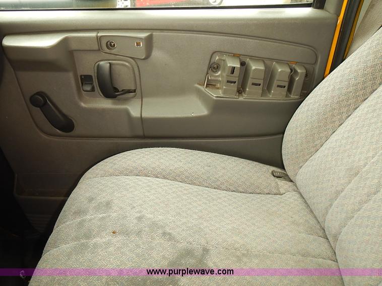 image for item I3604 2005 GMC Savana G3500 box truck