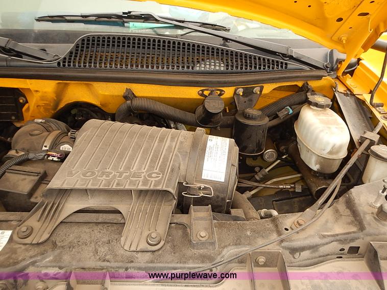 image for item I3604 2005 GMC Savana G3500 box truck