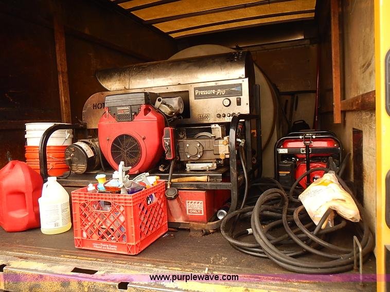 image for item I3604 2005 GMC Savana G3500 box truck