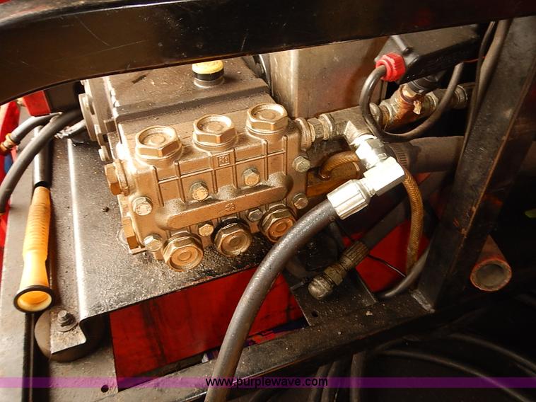 image for item I3604 2005 GMC Savana G3500 box truck