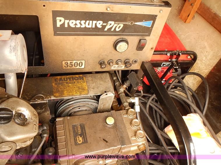 image for item I3604 2005 GMC Savana G3500 box truck