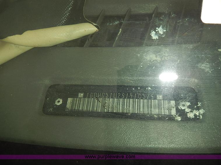 image for item I3604 2005 GMC Savana G3500 box truck