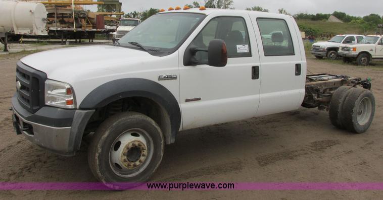 image for item I6137 2006 Ford F450 Super Duty Crew Cab truck cab and chassis