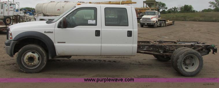 image for item I6137 2006 Ford F450 Super Duty Crew Cab truck cab and chassis