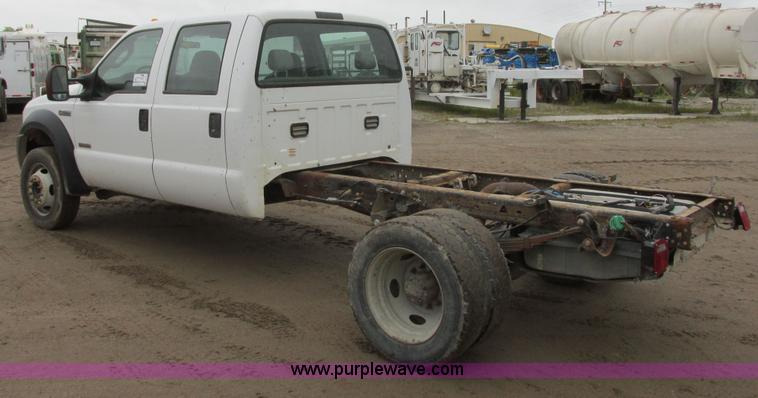 image for item I6137 2006 Ford F450 Super Duty Crew Cab truck cab and chassis