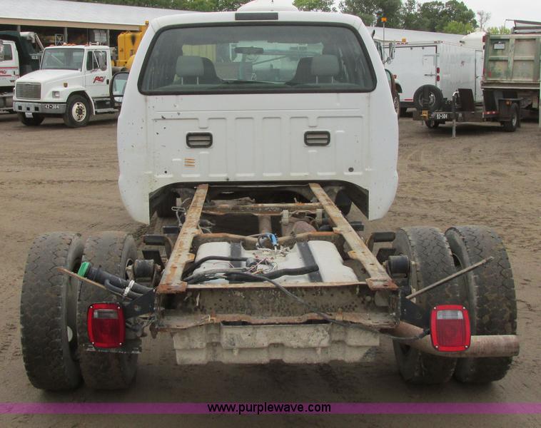 image for item I6137 2006 Ford F450 Super Duty Crew Cab truck cab and chassis