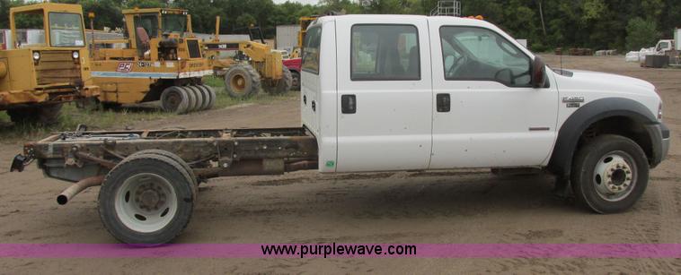 image for item I6137 2006 Ford F450 Super Duty Crew Cab truck cab and chassis